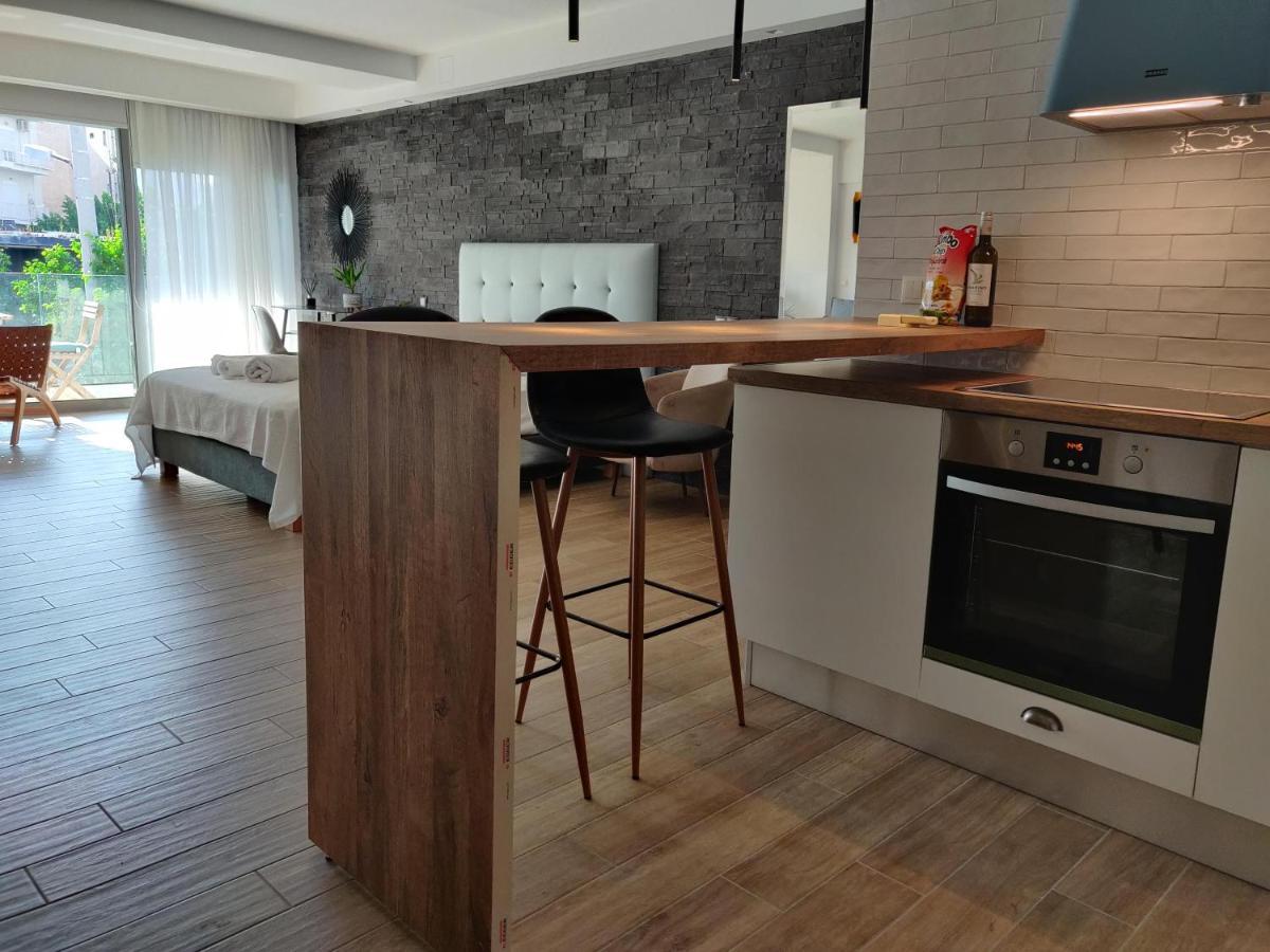 Sunny New Lovely Apartment 60 Meters From The Metro Атина Екстериор снимка